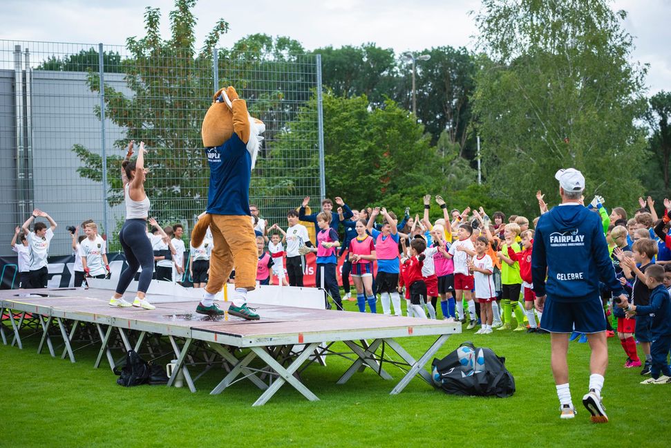 Sonia Maria Goncalves-Hutter und der Fuchs heizten den jungen Fußballern ordentlich ein. Bilder: z