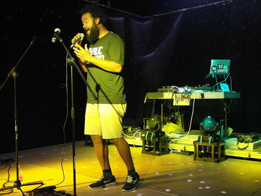 Der Freiburger Teddy Oculi begeisterte bei der "Fam Jam" im
Sindelfinger Jugendhaus Süd unter seinem Künstlernamn Teddy Smith nicht
nur die Teilnehmer seines Beatbox-Workshops am Freitag, sondern auch die
Besucher seines Auftritts am Samstag. Bild: Staber