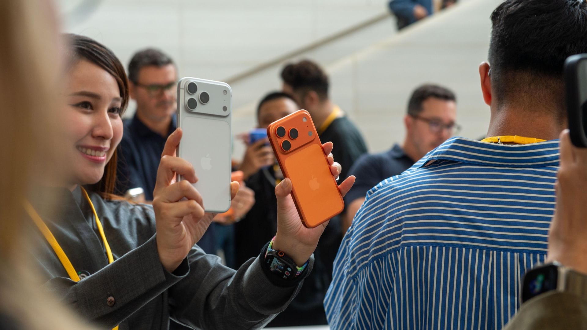 Das iPhone Pro gibt es in diesem Jahr erstmals in der Farbe Orange.