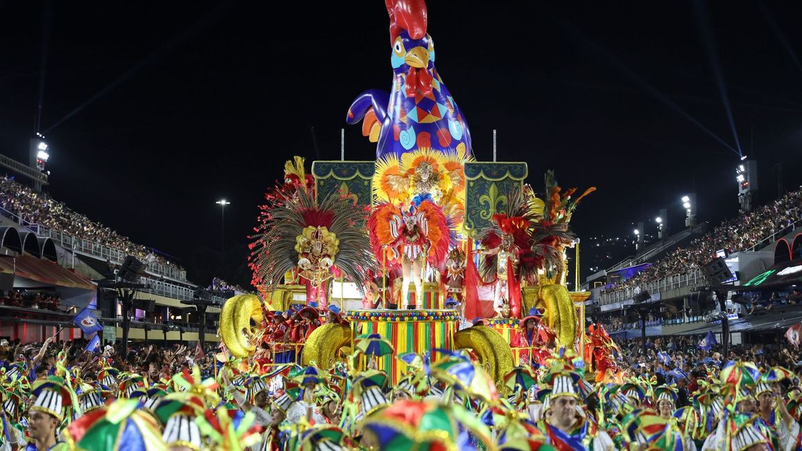 Tänzerinnen und Tänzer der Sambaschule "Inocentes de Belford Roxo" treten im Sambodrom auf.