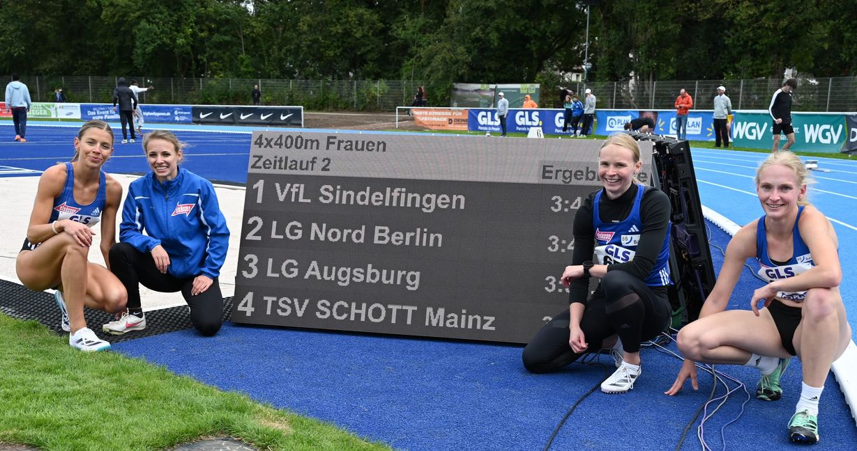Die Deutschen 4x400-m-Meisterinnen präsentieren ihr Ergebnis auf der Anzeigentafel (von links): Lisa Hartmann, Melanie Böhm, Jessica-Bianca Wessolly und Luisa Herrfurth.