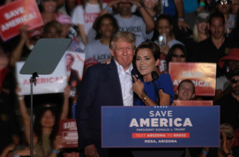 Kari Lake will mit Trumps Hilfe Gouverneurin von Arizona werden.