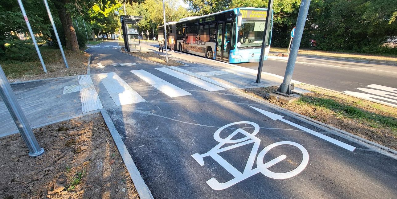 Neuer Radweg und barrierefreie Querung an der Haltestelle.