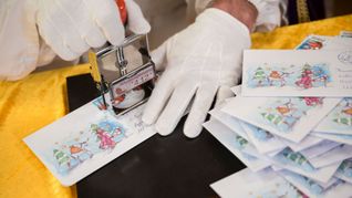 Der Nikolaus stempelt Briefe im Nikolauspostamt ab, die Kinder als Antwort auf ihre Briefe bekommen (Symbolfoto).