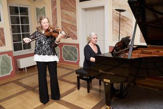 Bettina Kriegbaum und Anja Breuer spielten im Maltesersaal.