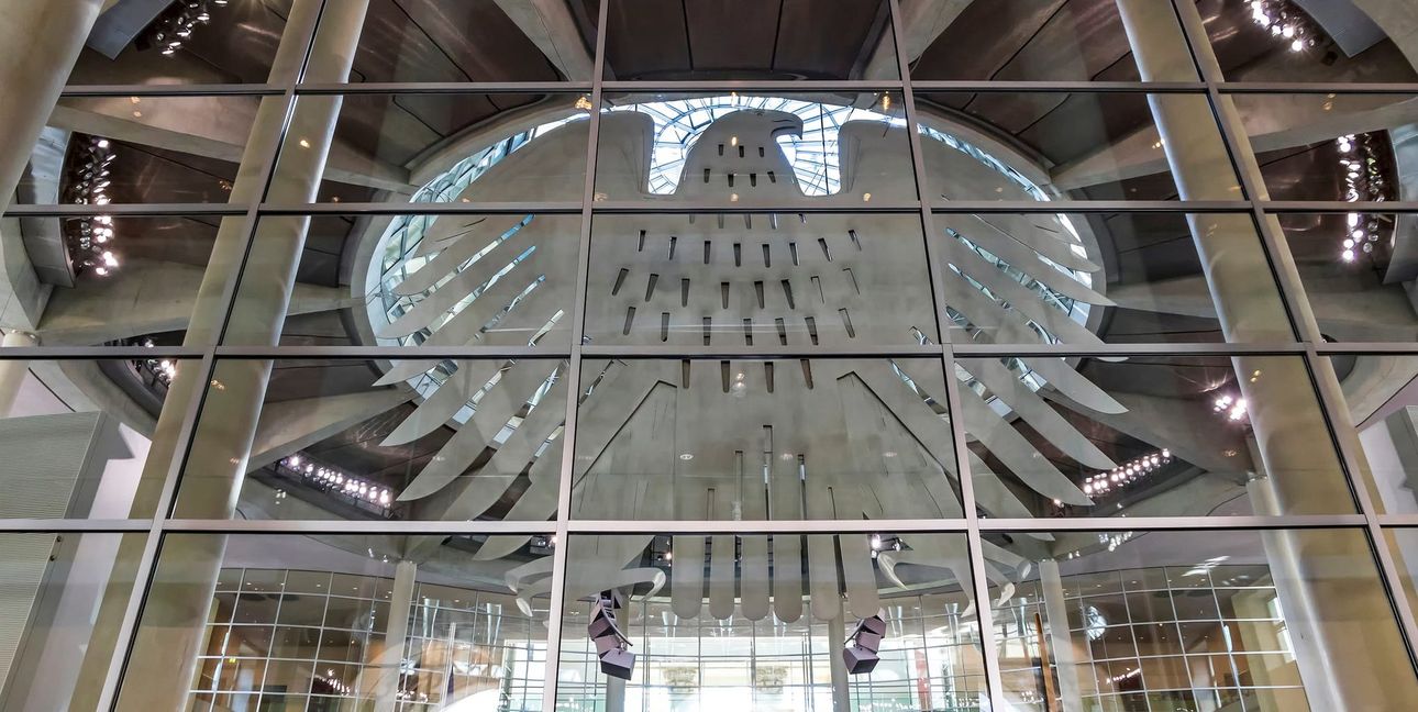 Der Bundesadler im Plenarsaal.Bild: Adobe Stock - Oleksandr Prykhodko