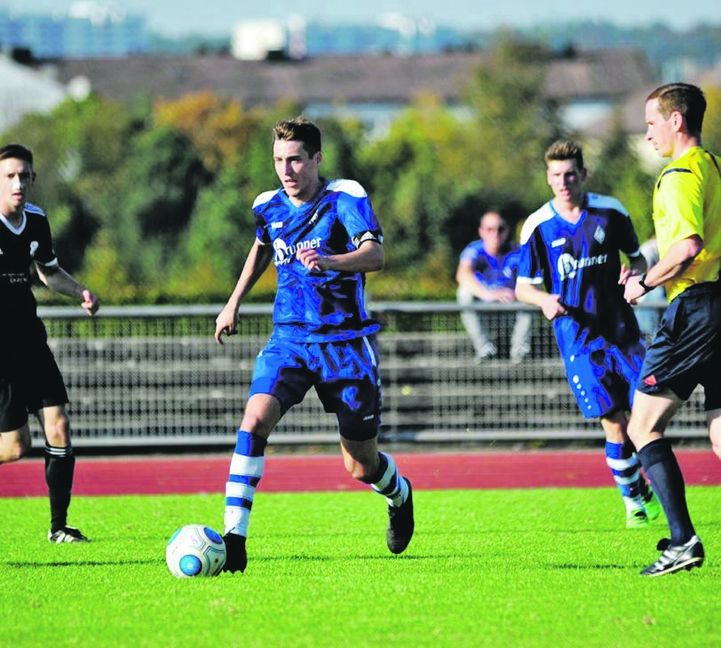 Sascha Raich schießt mit seinen beiden Toren die SV Böblingen wieder an die Tabellenspitze der Fußball-Landesliga. Bild: automotorart