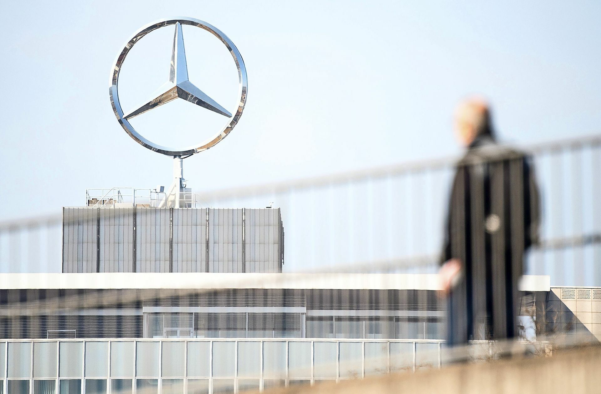 Daimler bezahlt die festangestellten Mitarbeiter ordentlich – Führungskräfte können ihr Grundgehalt sogar vervielfachen. Foto: dpa/Sebastian Gollnow