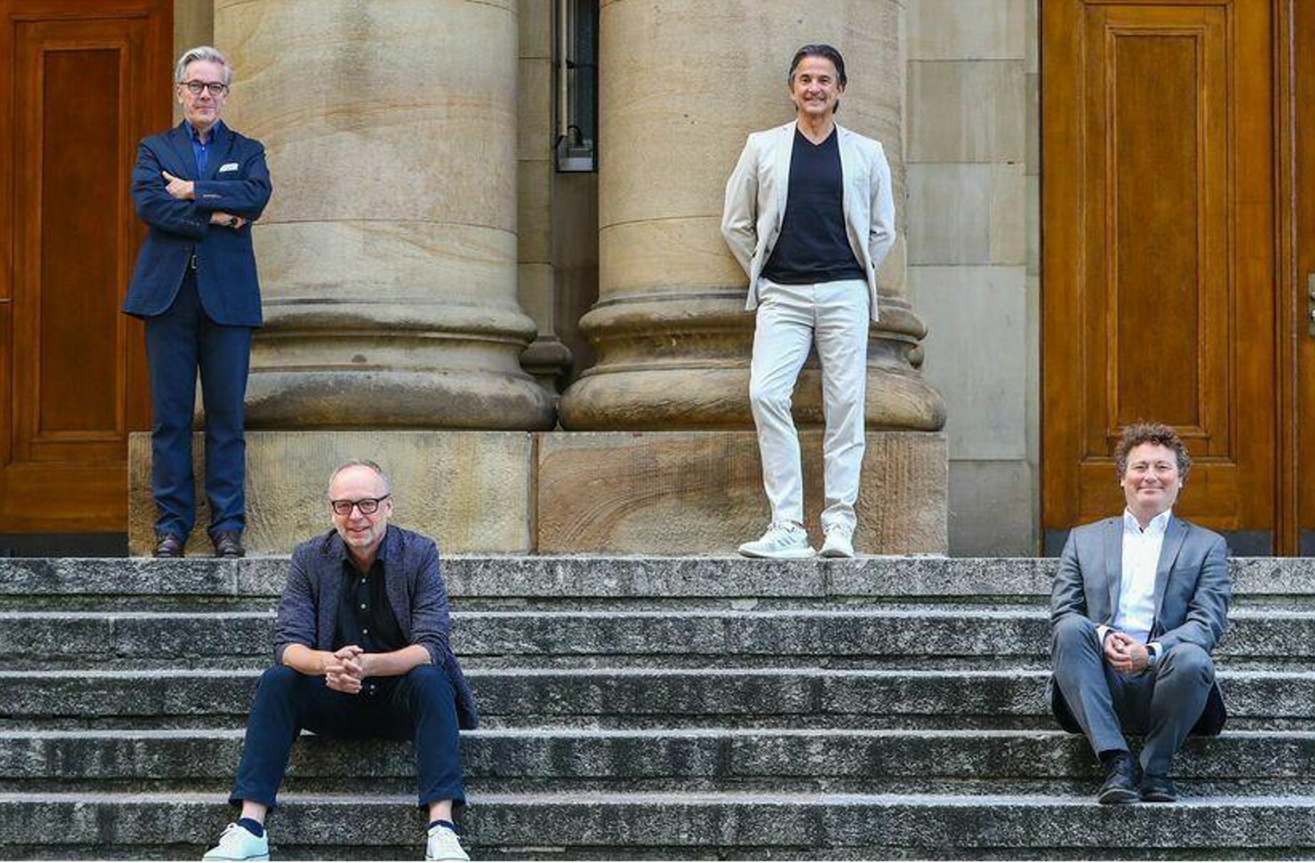 Mit Abstand dem Publikum ganz nahe: Staatstheater-Intendantenquartett  Marc-Oliver Hendriks (Geschäftsführung), Burkhard C. Kosminski (Schauspiel), Tamas Detrich (Ballett) und Viktor Schoner (Oper).
 Foto: dpa/Christof Schmidt