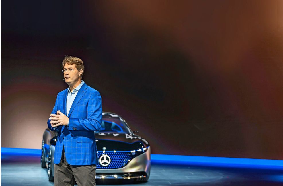 Mercedes-Chef Ola Källenius hat das Unternehmen auf eine Luxusstrategie festgelegt, an der Händler nun massive Kritik üben.