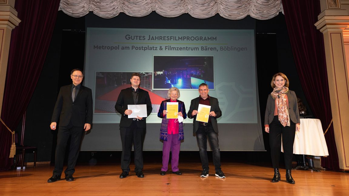 Bei der Ehrung in Ludwigsburg auf der Bühne: . Carl Bergengruen, Andreas Zienteck, Hildegard Alf-Kopp, Ralf Merkel, Petra Olschowski (von links). Bild: z