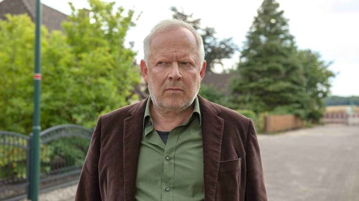 Axel Milberg alias Klaus Borowski muss im „Tatort“ nach Wacken, und da läuft gerade das Metal-Festival.   Bild: z