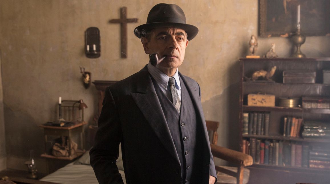 Dieses Gesicht kann nicht nur Grimassen: Rowan Atkinson als Kommissar Maigret im Kriminalfilm „Die Nacht an der Kreuzung“.  Bild: z