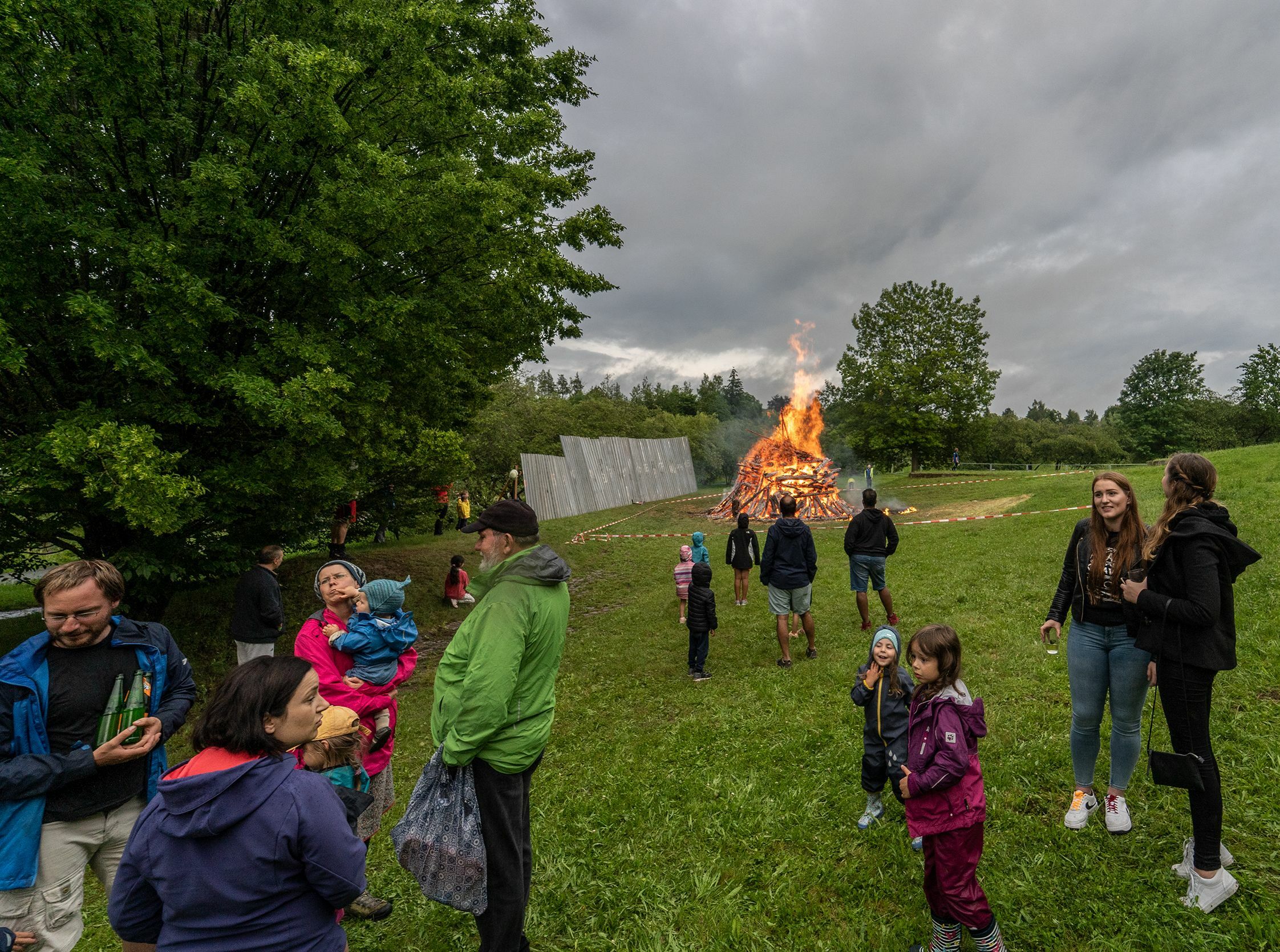 Wegen Regen wurde der Holzstapel beim  Sonnwendfeuer im Aibachgrund in Darmsheim vorzeitig entzündet.      Bild: Richter