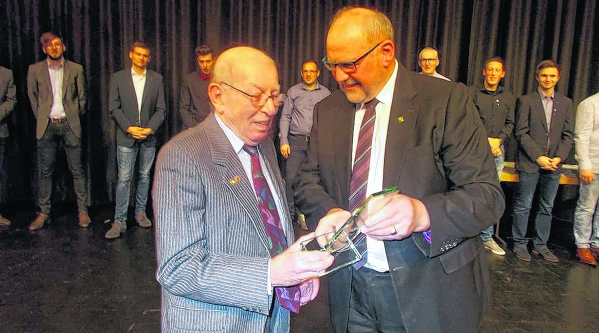Kurt-Heinz Kuhbier (rechts) ehrt Klaus Wolf (TSV Hildrizhausen) für 2000 Spiele. Bild: Buck