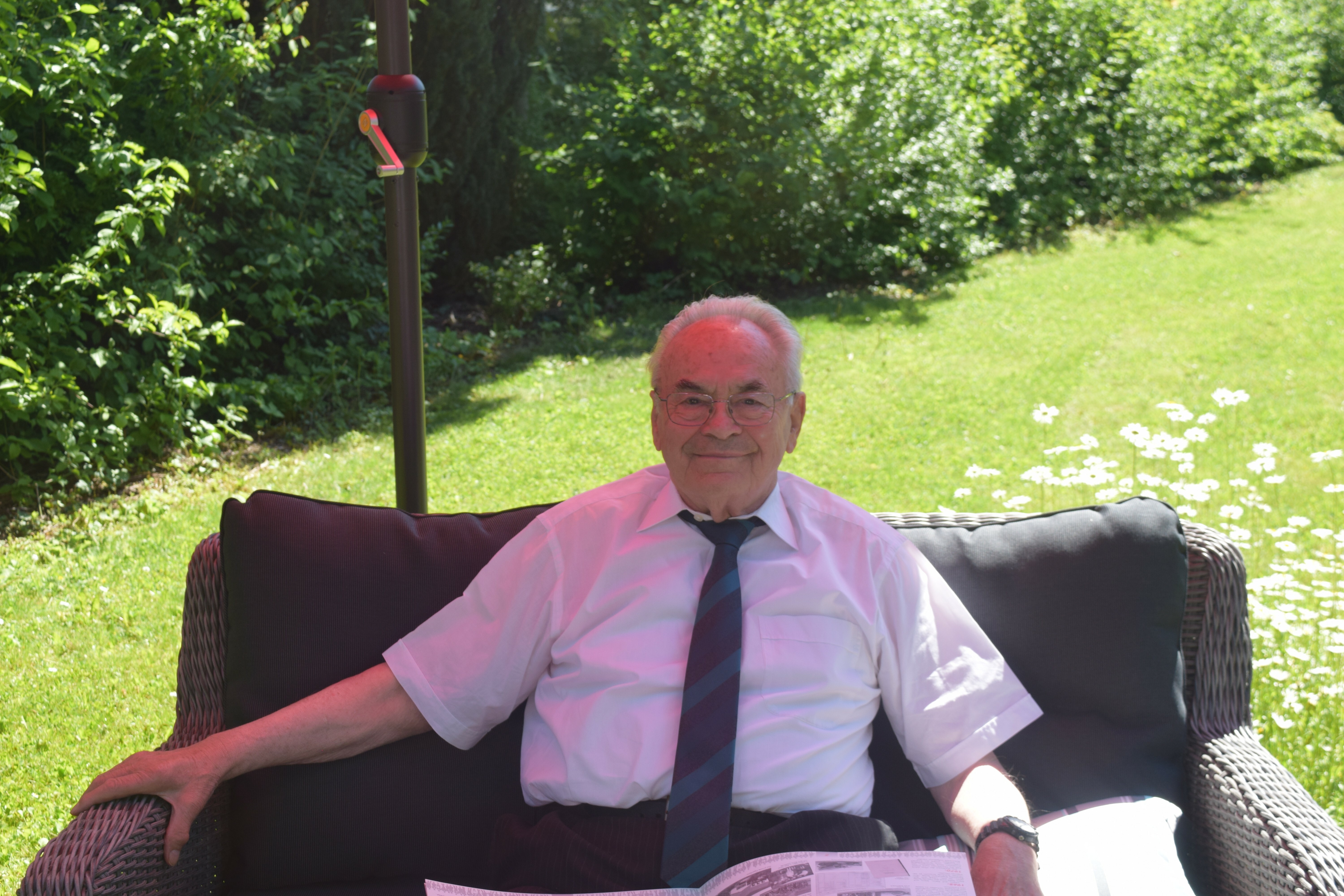 Bernhard Renz in seinem weitläufigen Garten.    Bild: Krauter