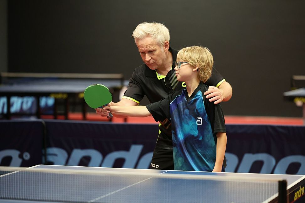 BU: Torben Wosik beim Feinschliff mit seinem Sohn Marlon.   Bild: Holzapfel