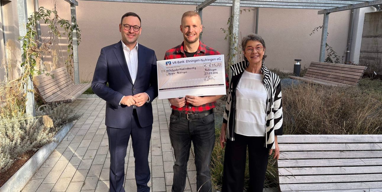 Der Ehninger Bürgermeister Lukas Rosengrün (links) und Brigitte Sehne übergeben den Spendenerlös an den Leiter des Hospizes, Patrick Schlecht.