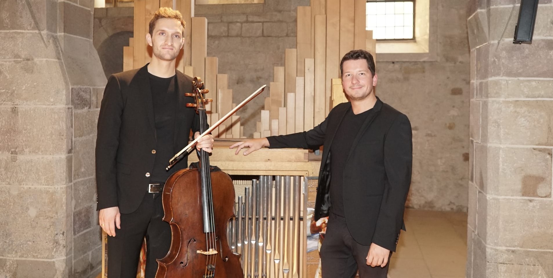 Cellist Schwarz und Organist Tepper r. vor der kleineren Trefz-Orgel