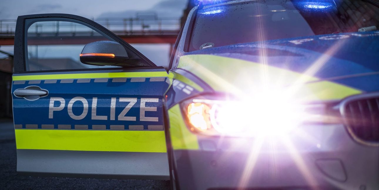 Der Tatverdächtige wurde durch Beamte des Spezialeinsatzkommandos vorläufig festgenommen.