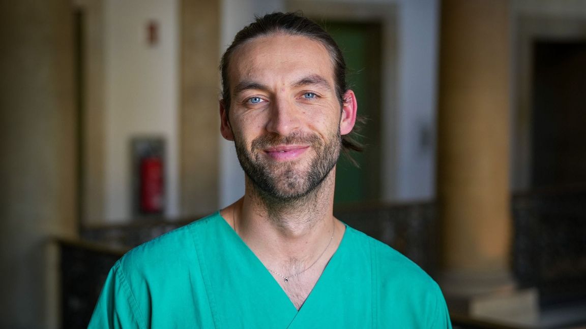 Der Arzt Jasper Iske will mit seinen Videos im Netz gegen Lügen angehen.