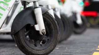 Ein Verbot von Leih-E-Scootern ist in größeren Städten wie München oder Berlin nicht geplant.