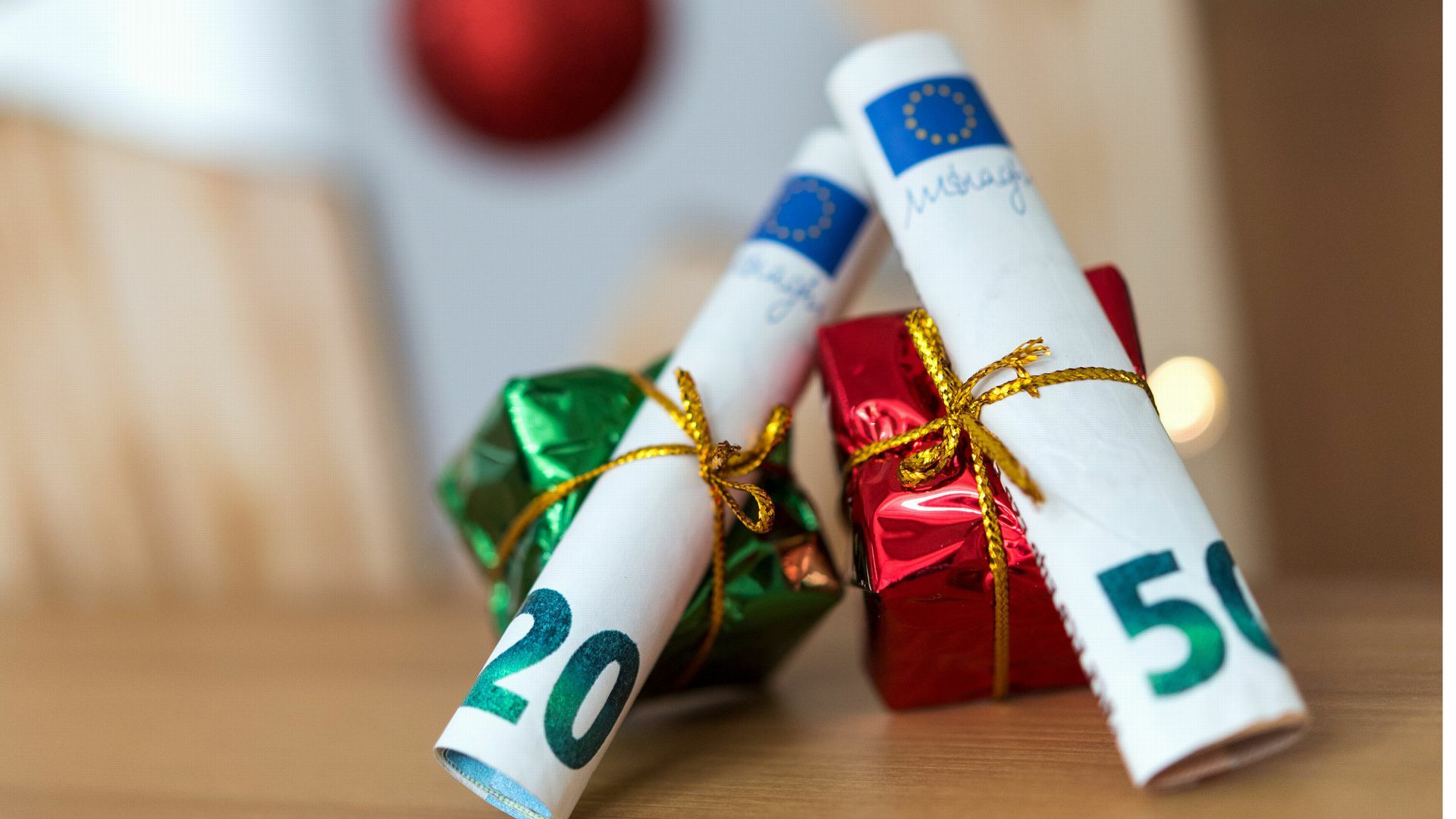 Viele Tarifbeschäftigte können in diesem Jahr mit einem etwas höheren Weihnachtsgeld rechnen. Im Schnitt erhalten sie 2809 Euro brutto, ein  Anstieg um 62 Euro gegenüber dem Vorjahr.
