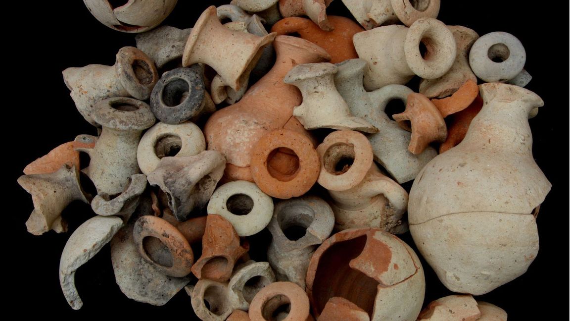 Phönizische Ölflaschen, gefunden in Mozia, Gebiet V. Datierung 750/740–550/530 v. Chr..