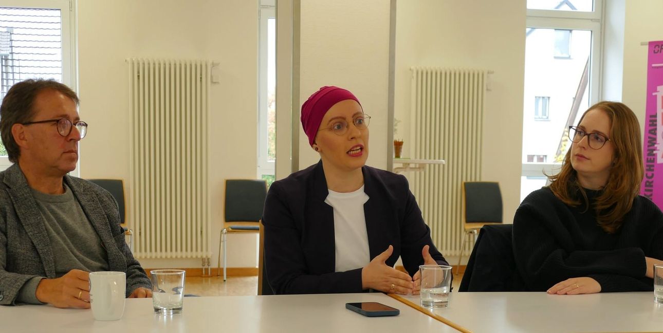 Diakon Johannes Söhner, Bürgermeisterin Anna Walther und Pfarrerin Lena Warren.