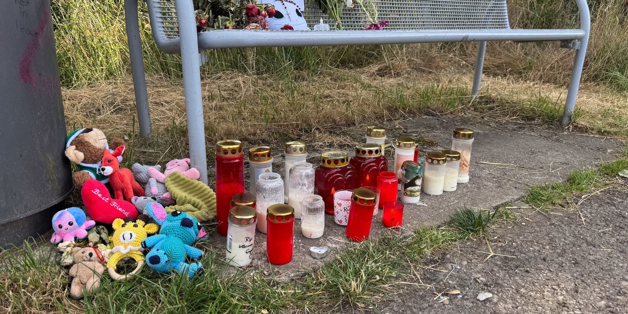 In der Nähe der Fundstelle des toten Babys haben Menschen Kerzen, Kuscheltiere und Briefe niedergelegt.