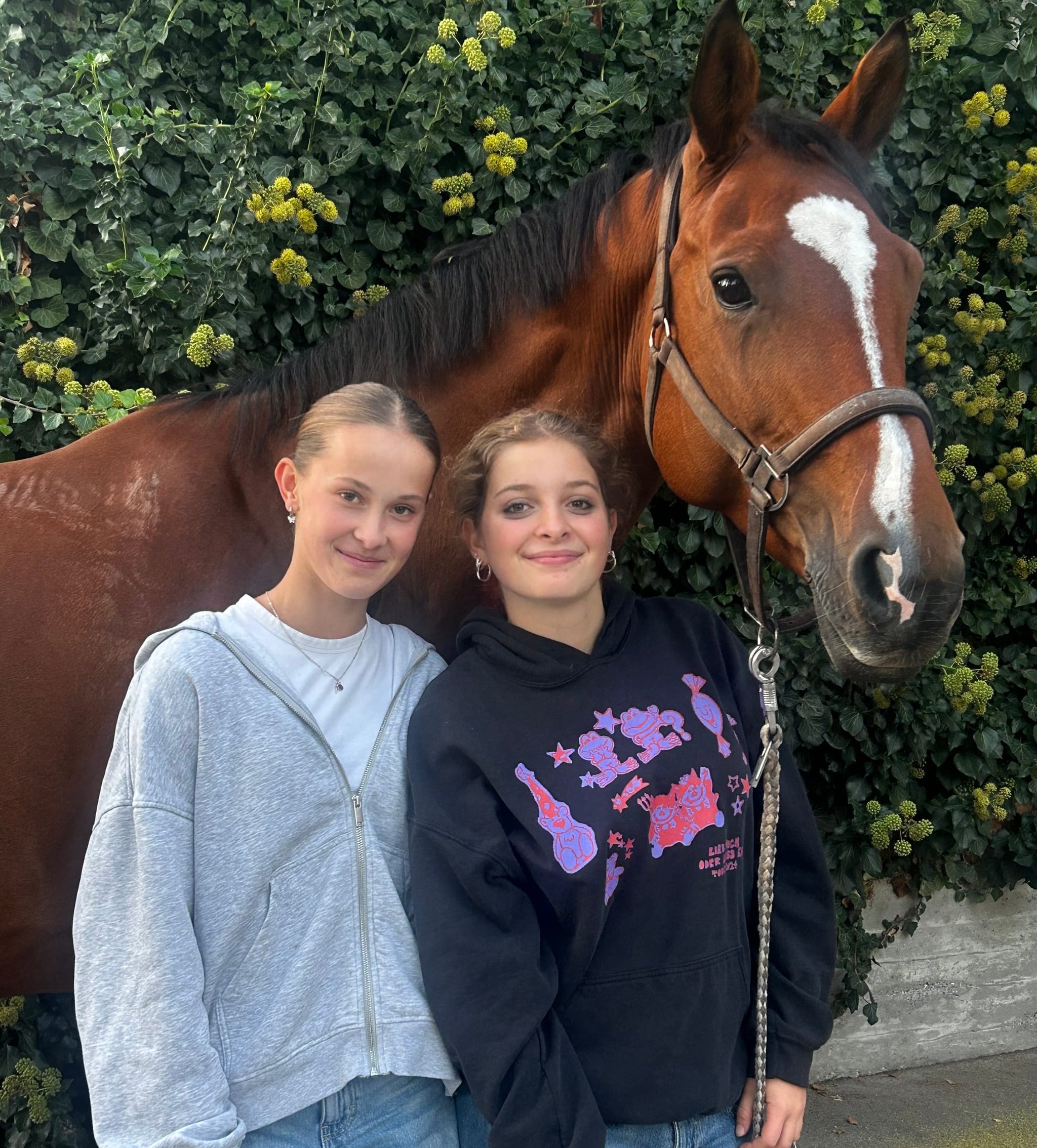 Maja, Jule und Cassy (von links) wollen sich beim Jugendturnier eine Schleife sichern.