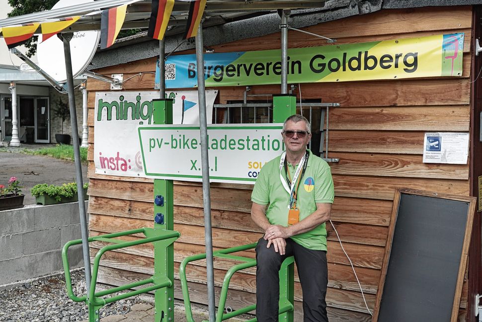 Markus Kürschner, Vorsitzender des Bürgervereins Goldberg, an der neuen E-Ladestation am Minigolfplatz.
