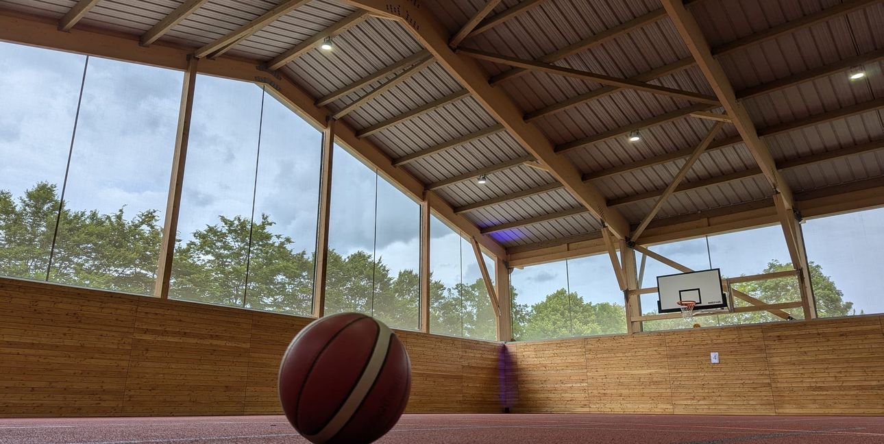 In Tübingen hat die Firma SMC2 eine Freilufthalle auf dem Holderfeld gebaut. Im Gegensatz dazu erhält die Freilufthalle in Gärtringen keine Fassaden, sondern ein Spielfeldbandensystem mit umlaufenden Ballfangnetzen, und ist nicht komplett geschlossen.