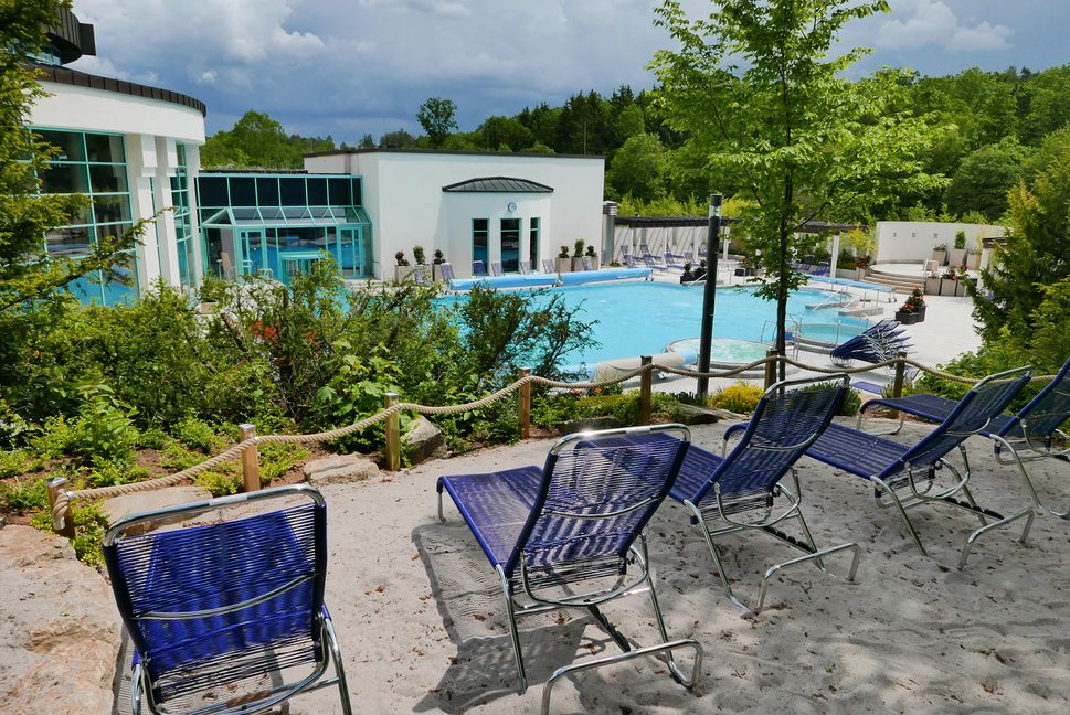 Die neue Terrasse oberhalb des Außenbekens bietet vor allem an heißen Tagen ein schattiges Plätzchen. Bilder: jung