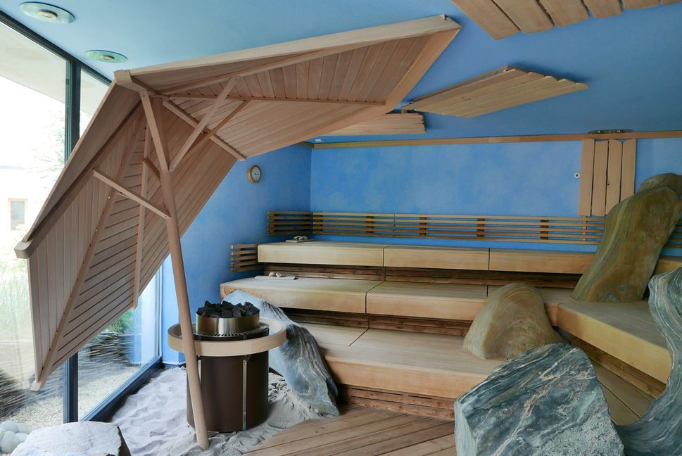 Mit Schirm und Charme aufgerüstet zur Wohlfühlsauna: die Meeresklimasauna.
55928958