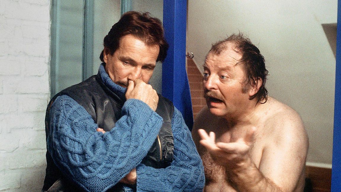 Szene aus dem „Tatort: Kinderlieb“: Schimanski (Götz George, li.) stört Thanner (Eberhard Feik) in der Früh.    Foto: picture-alliance / obs/W..