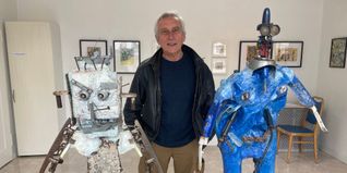 Horst Berner mit zwei Figuren in der Galerie Schacher von Böblingen.