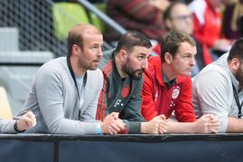 VfB-Pokalsieger-Trainer Sebastian Hoeneß (links) als Coach der Bayern U19 an der Bande des Sindelfinger Glaspalastes.
