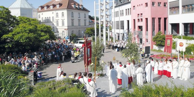 Auf dem Sindelfinger Rathausvorplatz war am Donnerstag der Start der Fronleichnamsprozession.