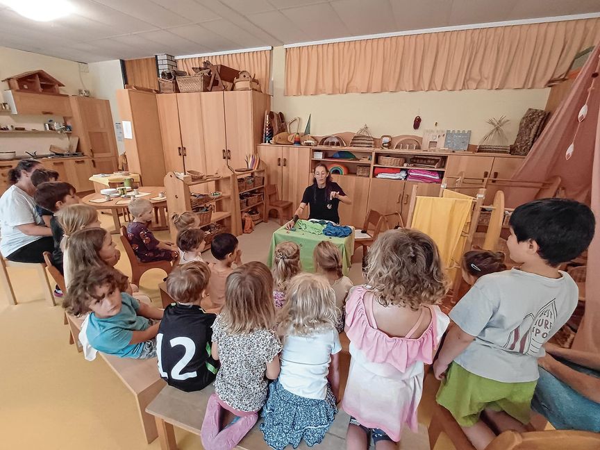 Petra Rieschel, Leiterin des Sindelfinger Waldorfkindergartens, erzählt die Geschichte von der blauen Raupe.