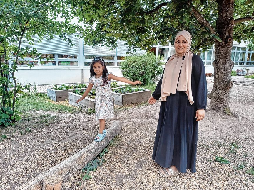 Bahar Yasar und ihre Tochter Meryem sind begeistert vom Konzept des Waldorfkindergartens.