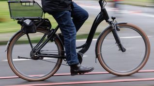 Rettungsdienstler fordern eine Helmpflicht für Pedelec-Fahrer. (Symbolbild)
