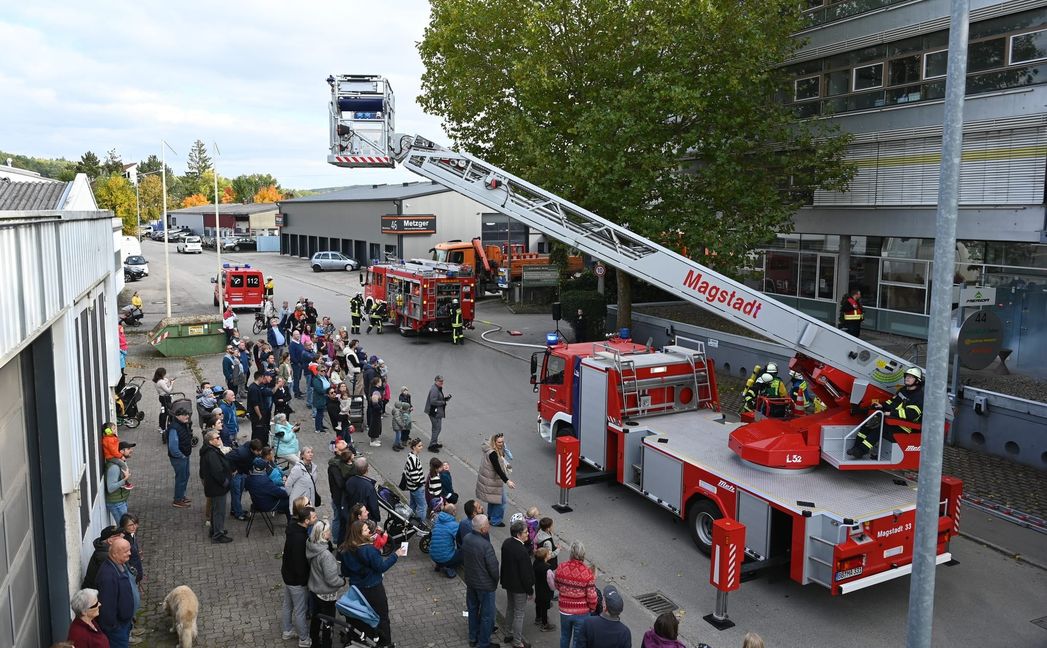 Großes Interesse an der Jahreshauptübung der Magstadter Feuerwehr in der Blumenstraße.