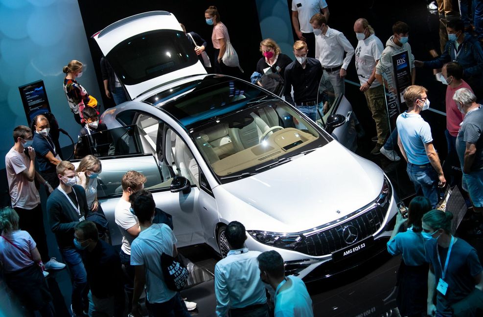 Daimler weiß, was Männer wünschen: der AMG EQS auf der IAA.
 Foto: dpa/Sven Hoppe