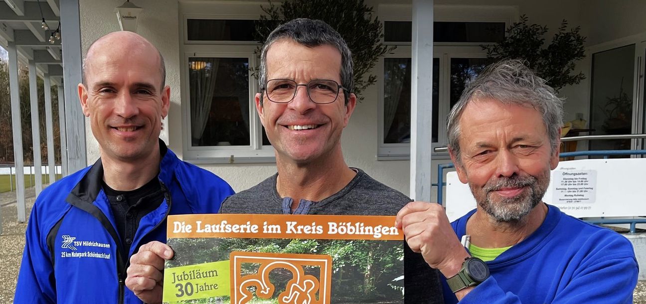 Sven  Brehm (links) und Gerald Rüschenpohler vom Lauftreff Hildrizhausen nehmen den Holzgerlinger Ralf Mickeler, Sprecher der Schönbuch-Cup-Serie in die Mitte. Bild: Volkmann