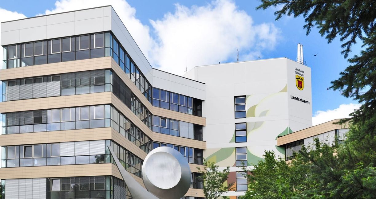 Die Kreisräte und Landrat Roland Bernhard einigen sich auf ein Sparpaket von 40 Millionen Euro. Bild: z