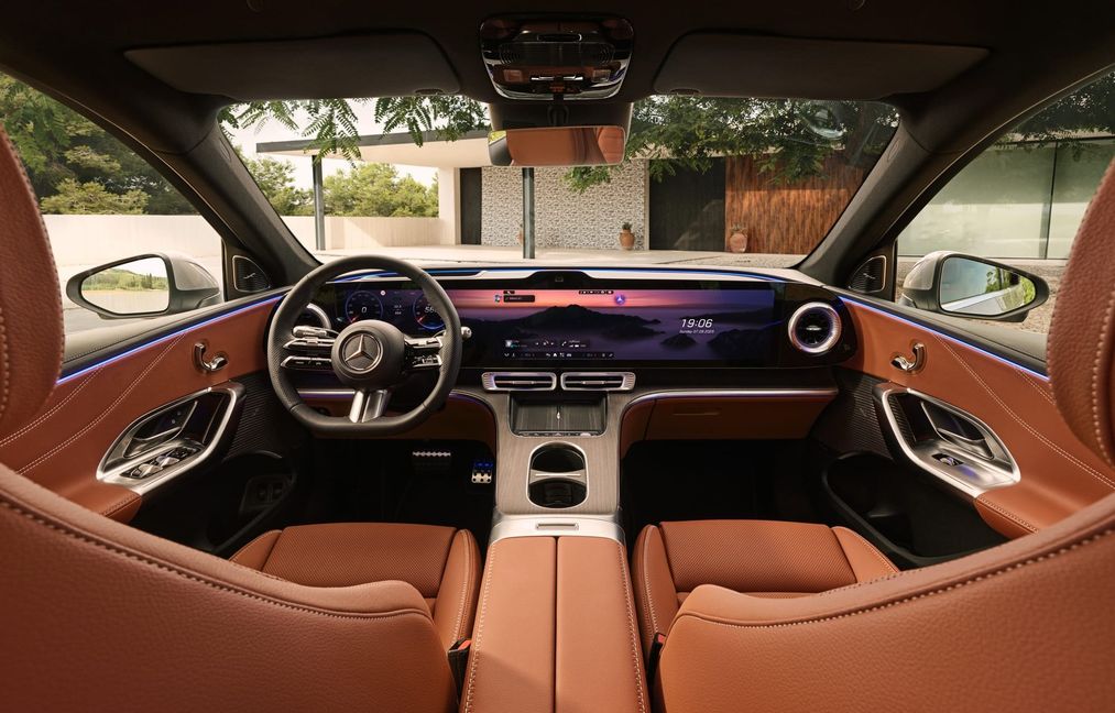 Zu den wichtigsten Highlights zählen das KI-gesteuerte Betriebssystem MB.OS, der optionale 39,1-Zoll-MBUX Hyperscreen – der bisher größte durchgehende Bildschirm in einem Mercedes-Benz – sowie ein optionaler, unabhängig zertifizierter veganer Innenraum.