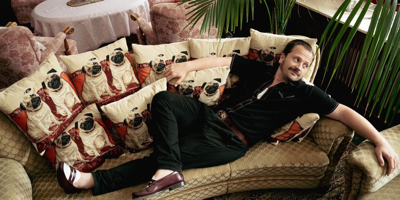 Gringo Mayer genießt das Sein inmitten von Mops-Kissen.