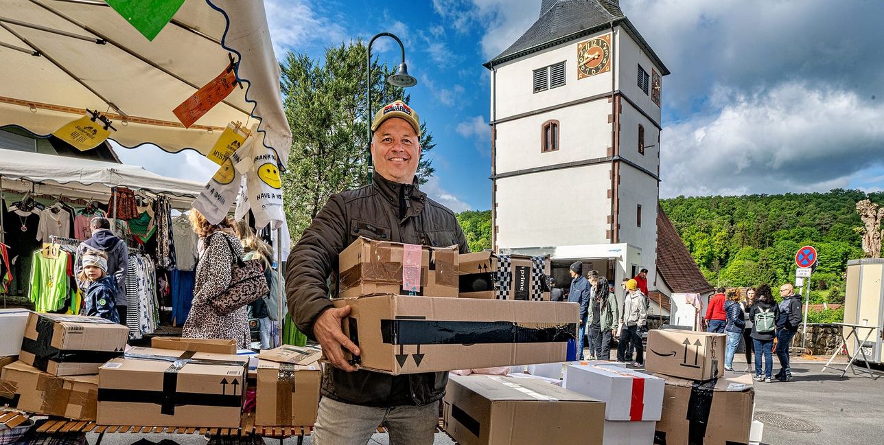 Das ist kein neuer Paketbote in Döffingen: Überraschungspakete verkauft Alexander Stahl. Online-Rücksendungen und keiner weiß, was zum Vorschein kommt.
