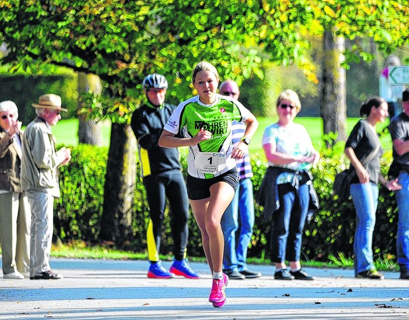 Luisa Moroff lief die 25 Kilometer beim 45. Naturpark Schönbuchlauf in 1:40,16 Stunden und war damit knapp eine Minute schneller als bei ihrem Sieg im vergangenen Jahr.  Bild: automotorart